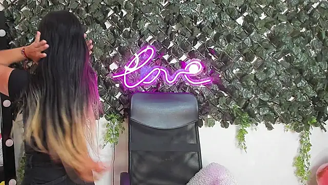 DestinyHills' Live XXX Chat