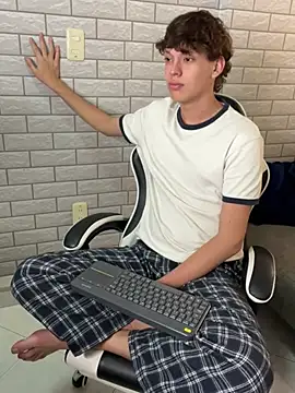 Pokazy przed kamerką – Nicola_hard
