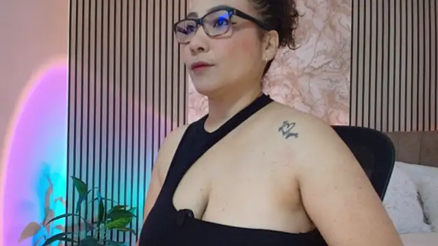 Chatroom XXX en direct de JuliRamirez