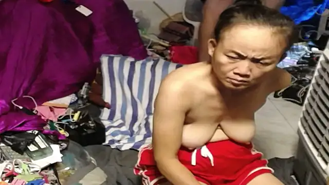 1CuteAndSexy69: διαδικτυακό σόου στην κάμερα