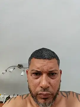 צ'אט XXX בשידור חי של tropikboy