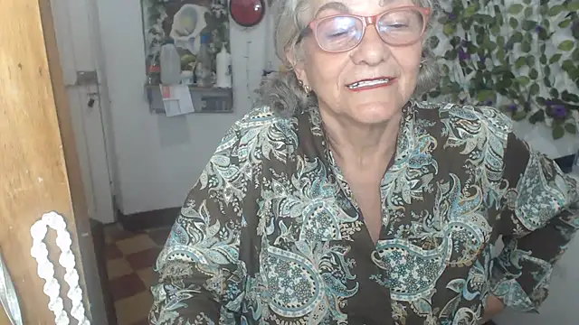 FunnyGrandma Pertunjukan Webcam