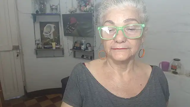 FunnyGrandma: διαδικτυακό σόου στην κάμερα