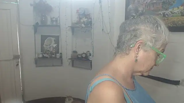FunnyGrandma Pertunjukan Webcam