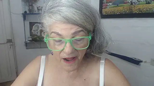 FunnyGrandma Pertunjukan Webcam