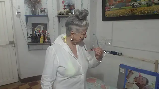 FunnyGrandma Adlı Modelin Web Kamerası Şovu
