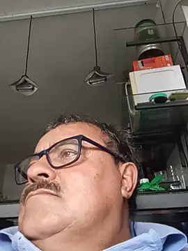 Misterymem63: διαδικτυακό σόου στην κάμερα