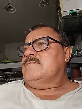 Misterymem63: διαδικτυακό σόου στην κάμερα