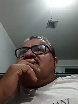 Misterymem63: διαδικτυακό σόου στην κάμερα