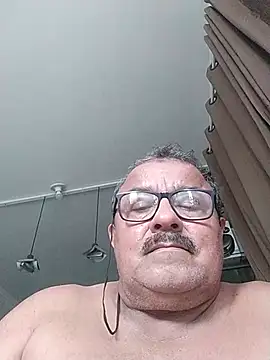 Misterymem63: διαδικτυακό σόου στην κάμερα