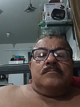 Misterymem63: διαδικτυακό σόου στην κάμερα