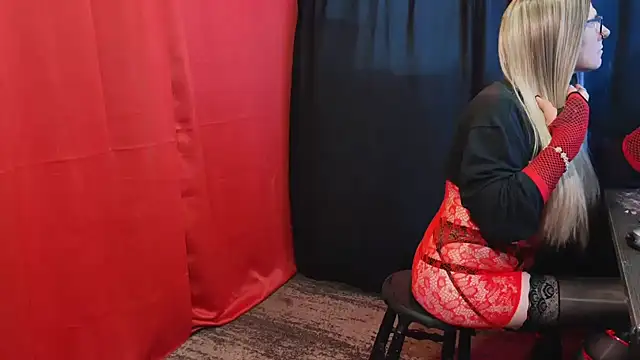 הופעת וובקאם של xdresserwithass
