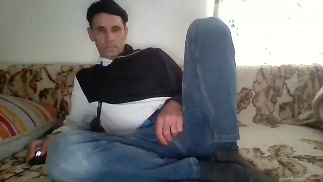 yvesstorm1: διαδικτυακό σόου στην κάμερα