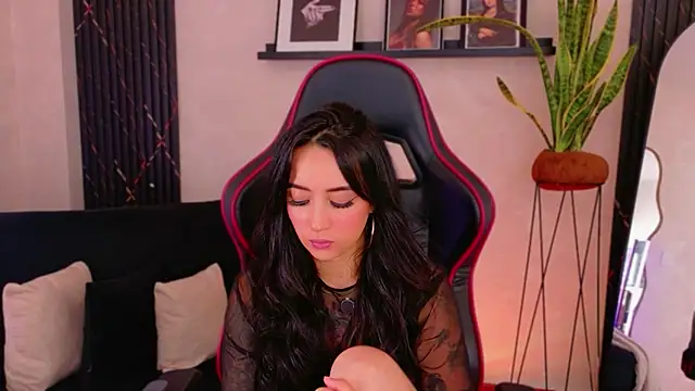 EmmyEvans1's Live XXX Chat