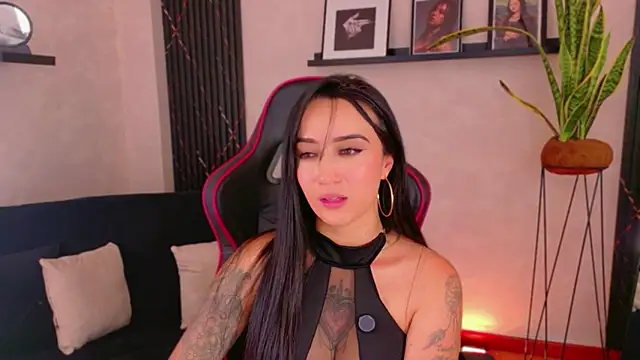 EmmyEvans1's Live XXX Chat