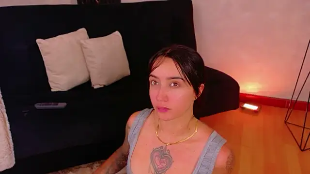 دردشة EmmyEvans1 الجنسية المباشرة