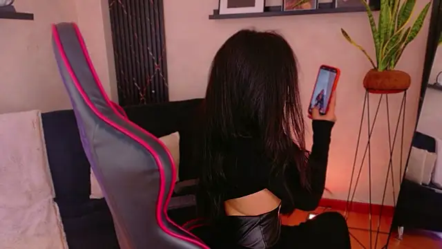 EmmyEvans1's Live XXX Chat
