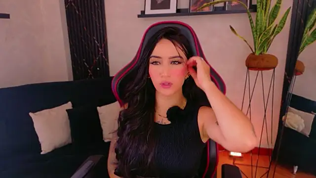EmmyEvans1 Adlı Modelin Canlı XXX Sohbeti