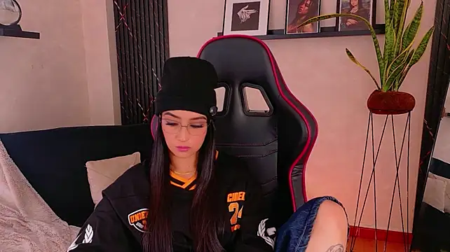 EmmyEvans1's Webcam Show