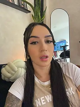 EmmyEvans1 Adlı Modelin Canlı XXX Sohbeti