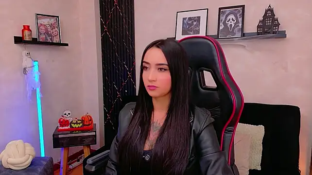 EmmyEvans1 Adlı Modelin Canlı XXX Sohbeti
