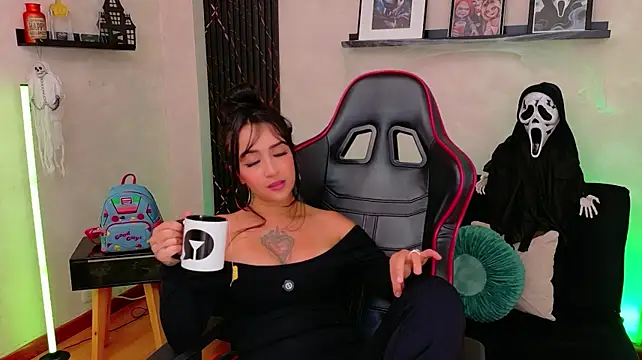 EmmyEvans1 Show in webcam
