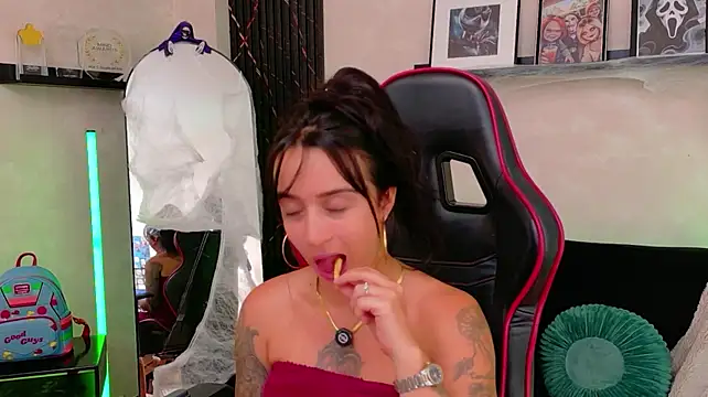 EmmyEvans1's Live XXX Chat