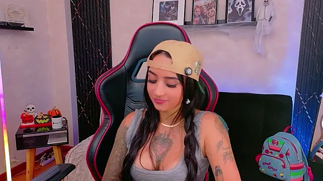 EmmyEvans1 Show in webcam