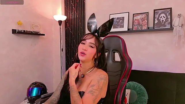 EmmyEvans1 Adlı Modelin Canlı XXX Sohbeti