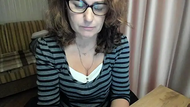 lauraoven Show in webcam