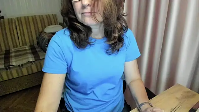 lauraoven Chat XXX live