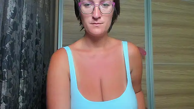 CurvyJules69's Webcam Show
