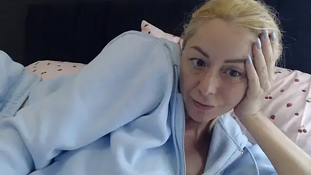 _karolynesyera_のライブXXXチャット
