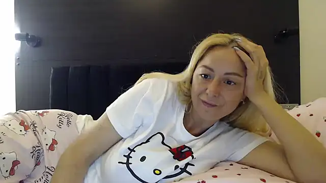 _karolynesyera_'s Live XXX Chat
