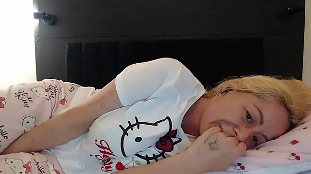 _karolynesyera_'s Live XXX Chat