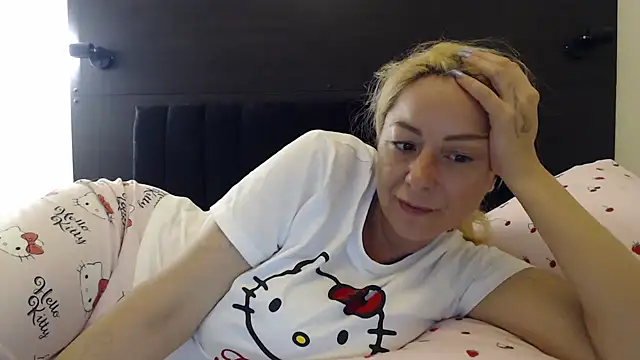 _karolynesyera_'s Live XXX Chat