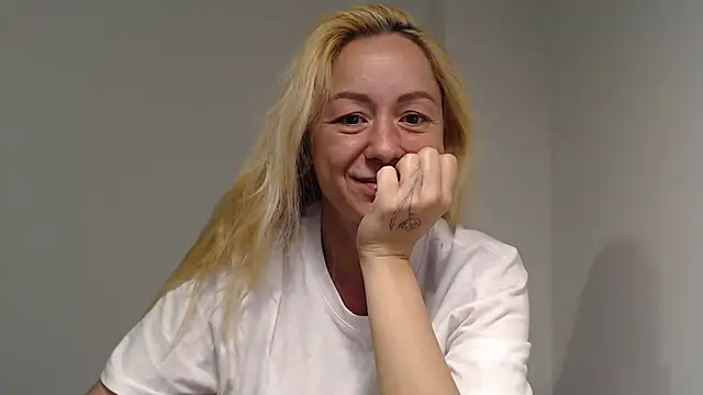 _karolynesyera_'s Live XXX Chat