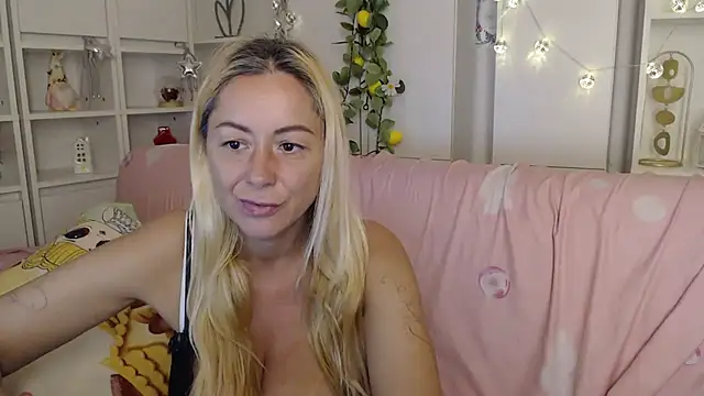 _karolynesyera_ Adlı Modelin Canlı XXX Sohbeti
