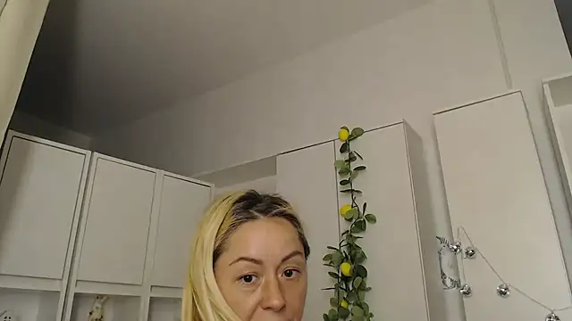 _karolynesyera_'s Live XXX Chat