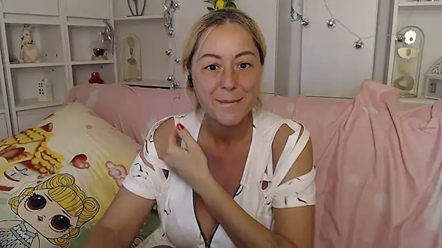 _karolynesyera_'s Live XXX Chat