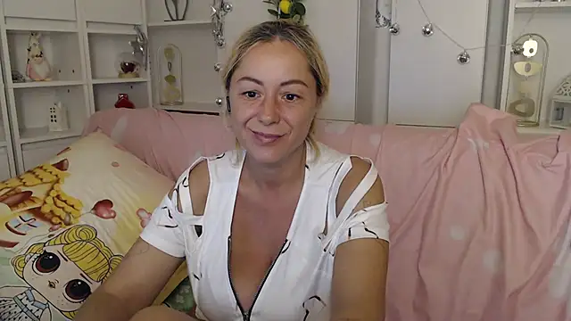 _karolynesyera_ Adlı Modelin Canlı XXX Sohbeti
