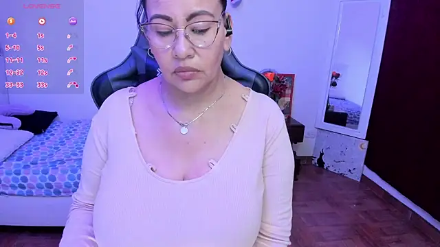 esmeralda_milf Adlı Modelin Canlı XXX Sohbeti