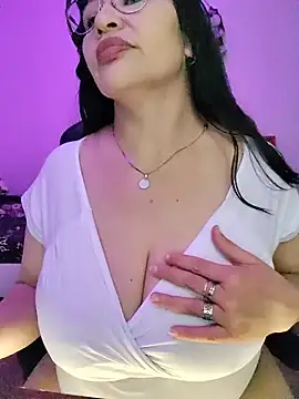 Chat +18 de esmeralda_milf ao vivo