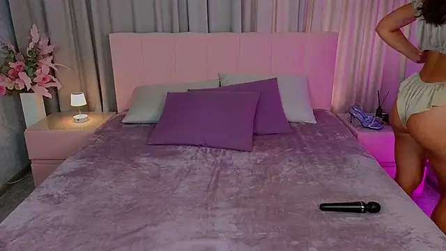 Ariana_Petite Show in webcam