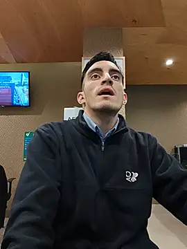 צ'אט XXX בשידור  חי של TommyMomentum