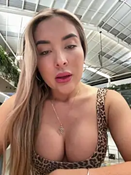 Alexa_seexy1: διαδικτυακό σόου στην κάμερα