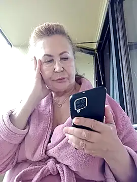Hottie-Mom Adlı Modelin Canlı XXX Sohbeti