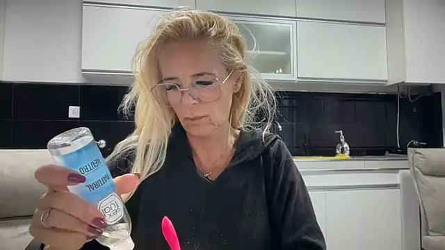 Reyna63 live XXX chat