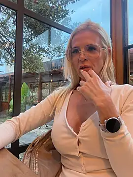 Reyna63's Live XXX Chat