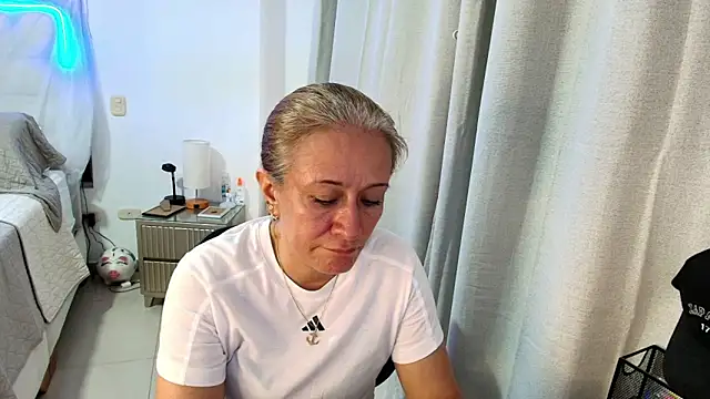Naty_Stone's Live Chat Room